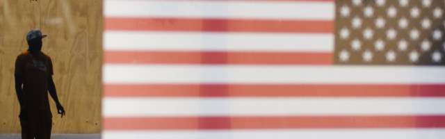 Protivzakonito je nositi lažne brkove, seći kaktuse, a pored svakog automobila morate da zatrubite!