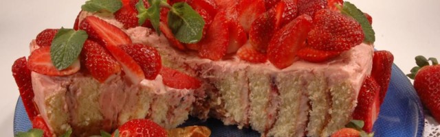 Sladoled torta sa jagodama i piškotama je gotova za samo 15 minuta - ne postoji ništa lakše od ovoga