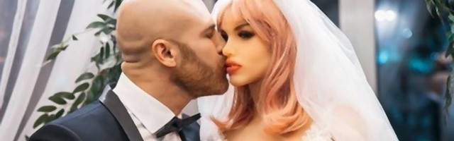 Bodibilder koji je oženio seks-lutku, sada ima "novu" ljubav i mnogo je bizarnija od igračke