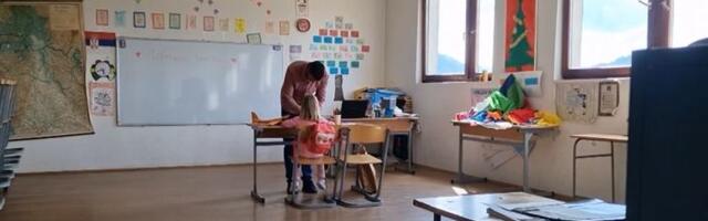 U školi kod Novog Pazara ove godine SAMO JEDAN ĐAK PRVAK: Irena u učionici sjedi sama, jedino društvo joj je učitelj Ferid
