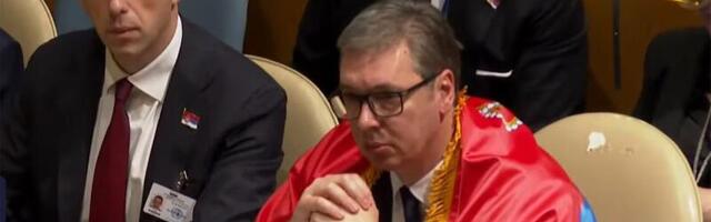 "Niko na svetu mi neće uzeti moju zastavu": Predsednik Aleksandar Vučić ogrnut zastavom Srbije tokom glasanja