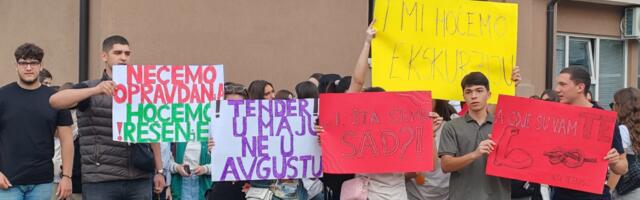 Protest ispred Novopazarske Gimnazije – Učenici ostaju bez ekskurzije?