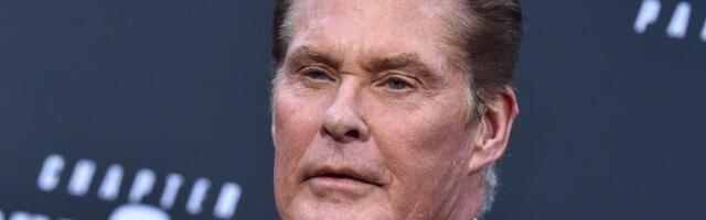 Fanovi zabrinuti! Čuveni Mič iz "Čuvara plaže" viđen u invalidskim kolicima nakon samoubistva bivše žene (FOTO)