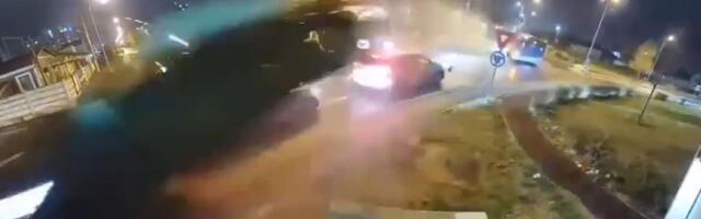 Nesvakidašnja nesreća u komšiluku! Mercedesom preleteo dva vozila: Svi gledaju snimak i krste se