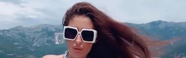 Skoro pa gola! Didi J šokirala novim snimkom: Pevačica u bademantilu, samo jedno dugme zakopčano, ispod - seva