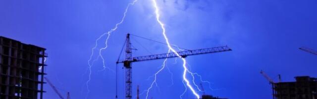 JEZIVA SCENA NA GRADILIŠTU: Grom direktno pogodio radnika dok je istovarao kamion! Kamera zabeležila trenutak užasa, mladić se bori za život (UZNEMIRUJUĆI VIDEO)