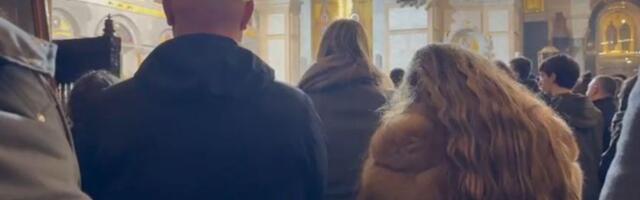 Poznati na božićnoj liturgiji u hramu Svetog Save: Među prvima stigla ova pevačica sa suprugom