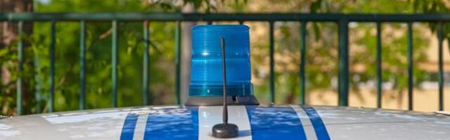 Autom pokušao da probije blokadu u CG, pa mu razbijena "šoferka"