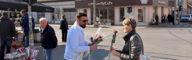 Članovi SNS-a delili cveće na štandovima širom Beograda: Građani oduševljeni (FOTO/VIDEO)