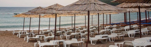 Kad u Crnoj Gori na plaži "nećeš ništa" i to ima cenu koju plaćete uz fiskalni račun