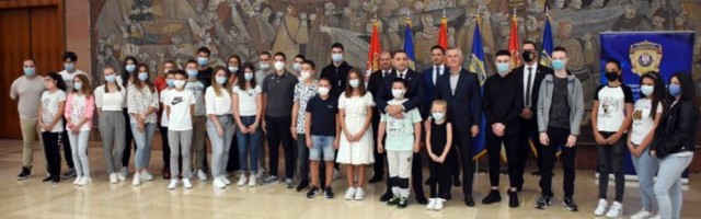 Udruženje osiguravača Srbije nastavlja humanitarne akcije: Obezbeđeni laptopovi za decu pripadnika MUP