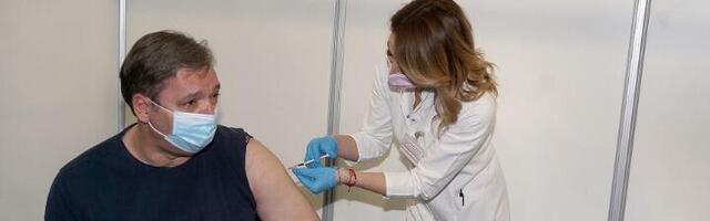 Vučić primio treću dozu vakcine (VIDEO)