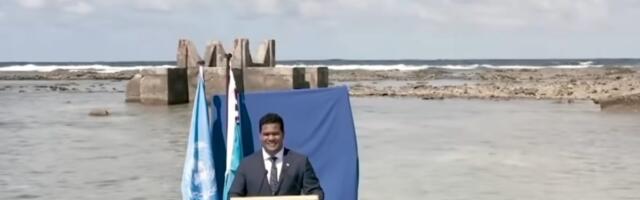 Ministar u vodi do kolena upozorio da Tuvalu tone zbog klimatskih promena