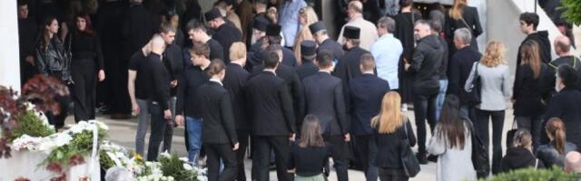 REKA SUZA POTEKLA JE LEŠĆEM, MALU ANGELINU ISPRAĆAJU NA VEČNI POČINAK! Ovo je sahrana desete žrtve masovnog ubistva u Ribnikaru(VIDEO/FOTO)