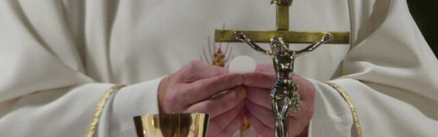 RAČUNOVOĐA ZAVRŠIO U ZATVORU, SA RAČUNA SVEŠTENIKA SKINUO BLIZU 400.000 VERA! Porodica krenula da deli nasledstvo pa shvatila da su opljačkani!