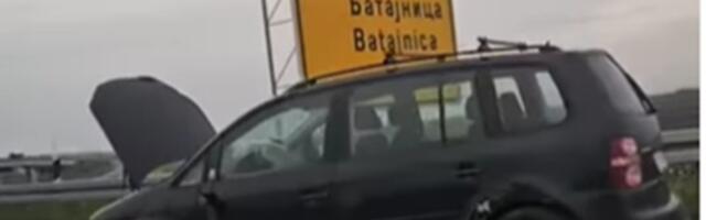 Auto potpuno SMRSKAN: Lančani sudar na Batajničkoj petlji (VIDEO)