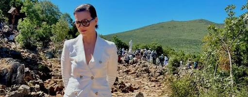 NINA BADRIĆ SA IBICE PRAVO NA OVO SVETO MESTO: Pevačica pokazala gde je pronašla mir (FOTO)