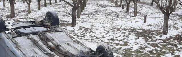 U krivini sleteo sa puta u kanal, pa se prevrnuo na krov! Nezgoda kod Topole (FOTO)