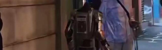 POLICIJA PRIVELA ROBOTA NAKON ŠTO JE PREPLAŠIO BAKU! Neverovatnu scenu uhvatila kamera: Svađala se sa mašinom, morala da reaguje policija! Neće podneti PRIJAVU!