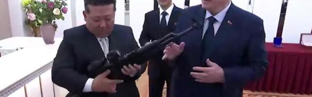 Lukašenko poklonio pušku Kimu Džongu Unu: 'Da vam se nađe ako dođu neprijatelji'