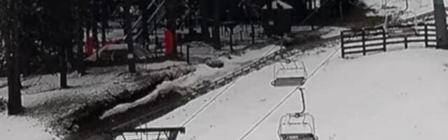 U ovom delu Srbije sneg pada već 24 sata: Zavejalo kao da je januar, ne vidi se prst pred okom (FOTO)