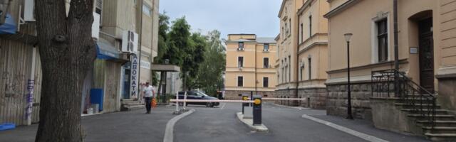 Evo zašto je UKINUTO 58 PARKING MESTA za građanstvo iza zgrade starog Suda (FOTO)