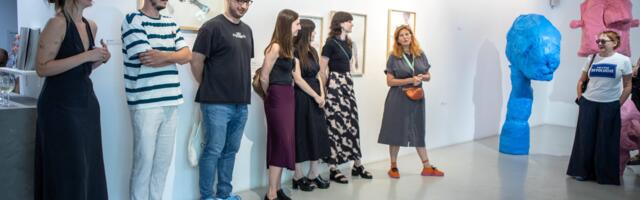 Otvorena grupna izložba „Letnja treperenja: Sunce se grohotom smeje“ u galeriji  Novembar