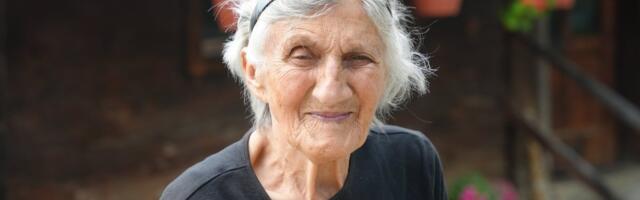 "Još bih ga nosila da mi je poživeo": Potresna i ponosna ispovest bake Olge (85) koja je bolesnog sina 60 godina nosila na leđima
