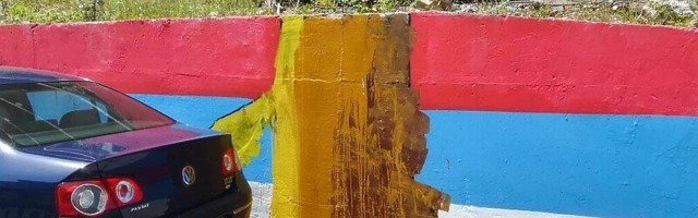 Prefarban mural s likom osuđenog ratnog zločinca Ratka Mladića u Foči