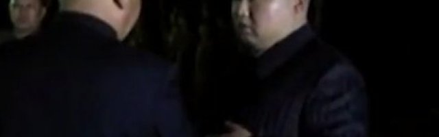 (VIDEO) PROCURIO ŠOK SNIMAK! Lider Severne Koreje priča sa svojim dvojnicima, DA LI JE OVO JEDNA OD NAJVEĆIH TEORIJA ZAVERE?!