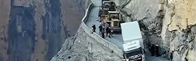 Zbog loše navigacije šleper tri dana visio sa litice u Kini