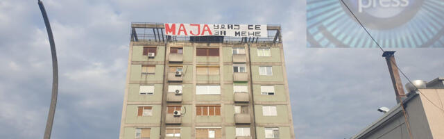 Čitaoci javljaju: Leskovčanin zaprosio devojku transparentom na vrhu zgrade