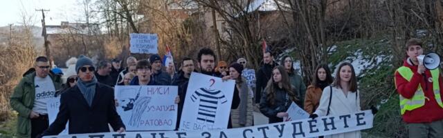 Protest podrške prosvetarima u Gadžinom Hanu, studenti šetaju i idu biciklima iz Niša