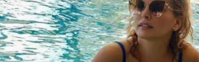 U ŠESTOJ DECENIJI IZGLEDA KAO DEVOJČICA! Naša pevačica se slikala na bazenu, a grudi su u prvom planu (FOTO)