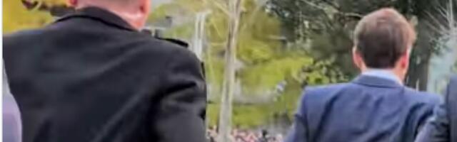 MAKRON BEŽI, POLICIJA GA JURI, OPŠTI HAOS TOKOM POSETE KINI! Kinezi u panici jure predsednika , haos zabeležen kamerom! (VIDEO)