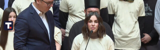 ZLATNIK NA DAR ZA PREDSEDNIKA! Vučić primio poklon od učenika iz Vukovara (FOTO)