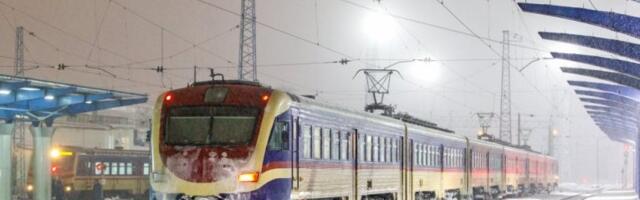 PUTNICI VOZA ZAROBLJENI 12 SATI U KNINU! Na prugu pala stabla, totalni kolaps!