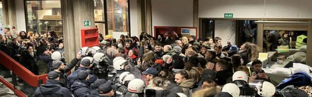 UŽIVO VIDEO Policijska brutalnost na Filozofskom fakultetu: Potiskuju i guraju studente van zgrade