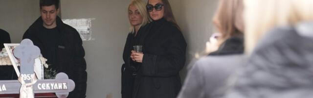 Sahrana majke Goge Sekulić: Na groblju jecaji, uz nju bivši buž (FOTO)