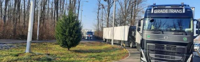 Teretnjaci na prelazima čekaju najviše 4 sata, očekuje se pojačan saobraćaj sa planina