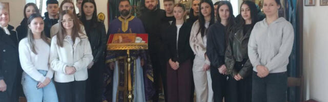 Ученици Гимназије „Сава Шумановић” учествовали у светој литургији у цркви Светог великомученика Лазара