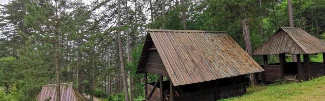 Crkva brvnara u ovom selu odoleva vekovima: Netaknuti biser sakriven u borovoj šumi (FOTO)