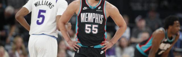 ISTORIJSKI MEČ DVA NAJGORA TIMA NBA LIGE! Tri igrača ostvarila tripl-dabl, jedan od njih imao i deset izgubljenih lopti! (VIDEO)