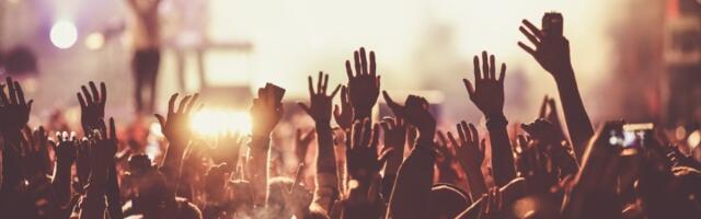 Fan pogodio pevača telefonom usred koncerta: On zadobio blaži potres mozga