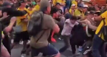 BRUTALNA TUČA NAVIJAČA NA SVETSKOM PRVENSTVU! Sevale pesnice, ovakva makljaža se retko viđa! Nije se znalo ko koga udara, pogledajte užasne scene!