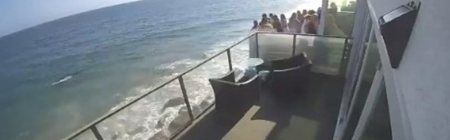 SRUŠILA SE TERASA PUNA LJUDI! Šokantan snimak, 15 ljudi palo na stene! (VIDEO)