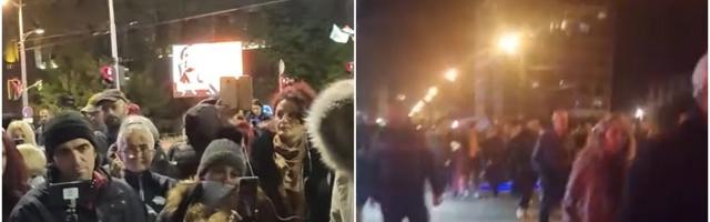 Protest protiv kovid propusnica ispred Skupštine i RTS-a