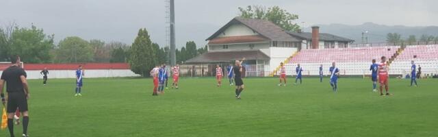 Blizina Zapadne Morave i spuštanje brane glavni uzročnici sušenja trave na Gradskom stadionu