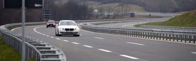 KAKVA BAHATOST! LUKSUZNIM DŽIPOM VOZIO AUTOPUTEM 241 KILOMETAR NA ČAS! Za samo 26 sati DVA PUTA bezobzirno vozio, POLICIJA GA ODMAH UHAPSILA!