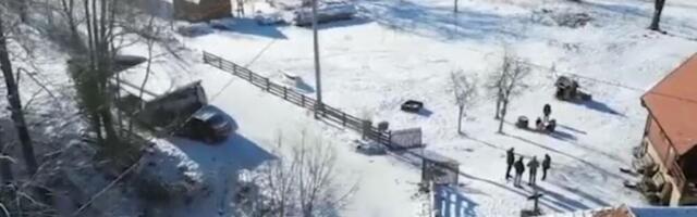 Nezvani gost usred sela! Žitelji Šljivovice u neverici, da li je ovo poštar sa Zlatibora?!